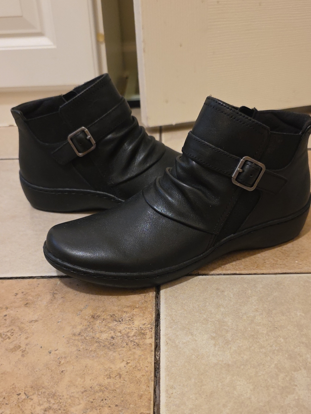 Women's Clarks Black Leather Ankle Booties with Buckle Size 8